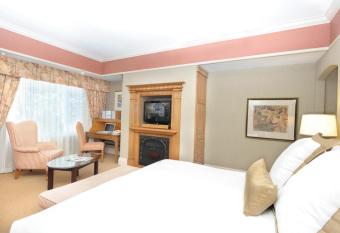 Old Mill Toronto has rooms with a private hot tub