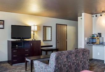 Econo Lodge Black Hills has rooms with a private hot tub