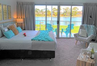 Ulverstone River Edge HolidayApartments has Balcony rooms