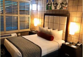 Best Western Plus Sundial has rooms with a private hot tub