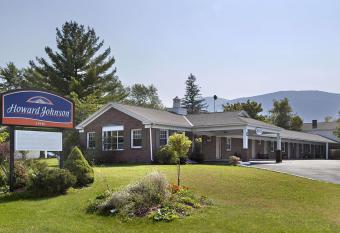 Howard Johnson by Wyndham Williamstown has Smoking rooms