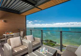 Oaks Redcliffe Mon Komo Suites has Balcony rooms