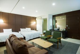 Life style F Hotel has rooms with a private hot tub