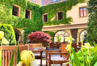 Hotel Octarna - Free parking allows 18 year olds to book a room