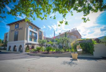 Hotel Lou Castelet allows 18 year olds to book a room