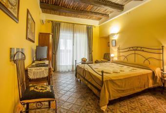B&B L Alloggio Dei Vassalli has Balcony rooms