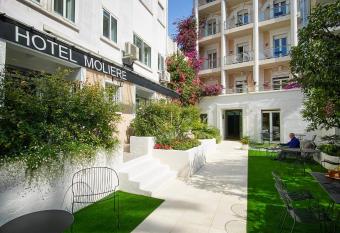 Hotel Moli  re allows 18 year olds to book a room