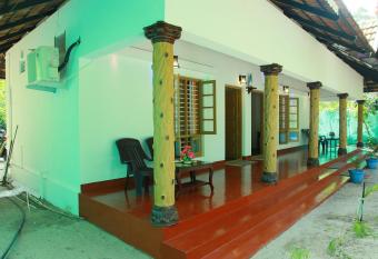 Marari Nadiya has rooms with a private hot tub