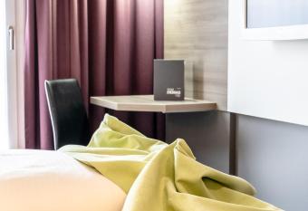 Hotel Demas City allows 18 year olds to book a room