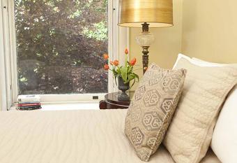 Morgan State House Inn has rooms with a private hot tub