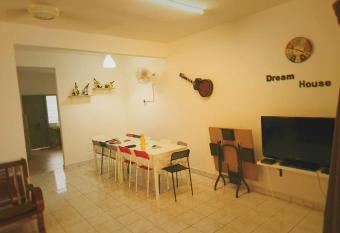 Wong Bentong Makmur Homestay has Balcony rooms