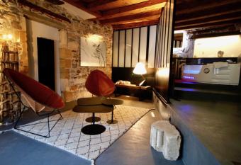 Le Clos de Sainte Croix allows 18 year olds to book a room