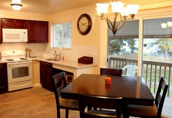 Brighton Guesthouse (Walk to Metro) has Balcony rooms