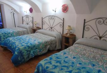 Cueva El Jaraiz has Balcony rooms