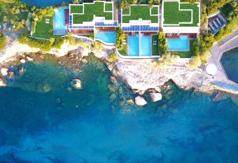 Grand Resort Lagonissi allows 18 year olds to book a room