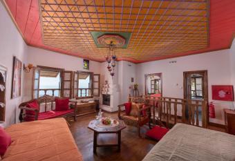 Archontiko Melanthi has rooms with a private hot tub