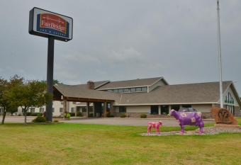 Fairbridge Inn & Suites Thorp has rooms with a private hot tub