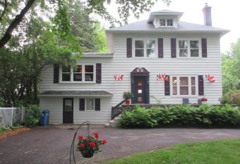 G  te Saint-Laurent allows 18 year olds to book a room