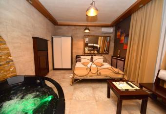 Atlas Apartments 24h has rooms with a private hot tub