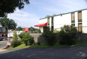 Inns of Virginia Arlington has Smoking rooms