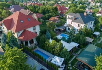 Diplomat Club Hotel allows 18 year olds to book a room