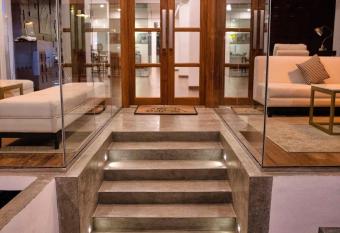 C 1 Colombo Fort has Balcony rooms