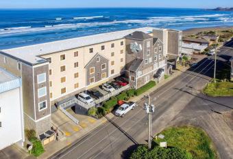Elizabeth Oceanfront Suites Ascend Hotel Collection has Balcony rooms