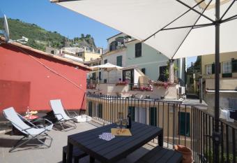 El Nin Apartment with Terrace allows 18 year olds to book a room