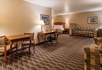 Best Western Inn of Chandler has rooms with a private hot tub