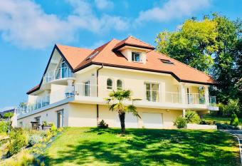 Villa des Rubens allows 18 year olds to book a room