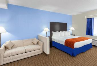Comfort Inn and Suites Mundelein-Vernon HIlls has rooms with a private hot tub