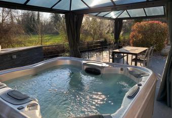 Les Rives des Habsbourg allows 18 year olds to book a room