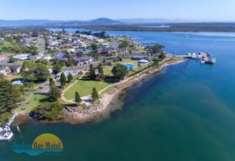Anchor Bay Motel has Balcony rooms