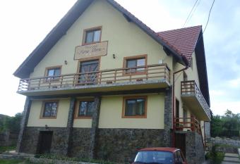 Pensiunea Maria-Elena has Balcony rooms