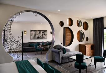 Oscar Hotel by Atlas Studios has rooms with a private hot tub