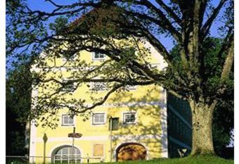 Haus Rufinus am Kloster Seeon allows 18 year olds to book a room