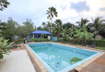 CAPITAL O75345 Praewa Villas Naiyang Phuket allows 18 year olds to book a room