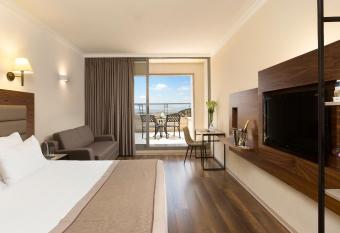 Golden Crown Hotel allows 18 year olds to book a room