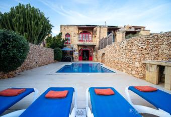 Ta  Guza Holiday Home allows 18 year olds to book a room