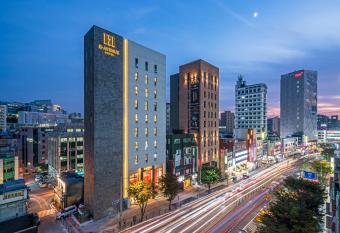 H Avenue Hotel Dongdaemun Sungshin has rooms with a private hot tub