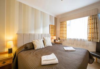 OYO Arden Guest House, Craigmillar Castle Edinburgh allows 18 year olds to book a room