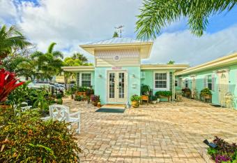 Haley's at Anna Maria Island Inn has Balcony rooms