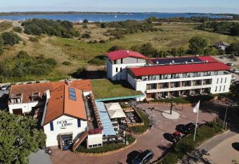 Strandhotel Duinoord allows 18 year olds to book a room