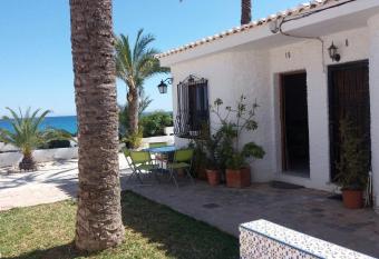 Casa al borde del mar allows 18 year olds to book a room