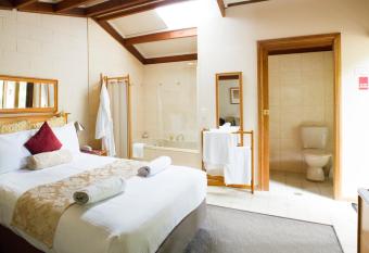 Blackheath Motor Inn has rooms with a private hot tub