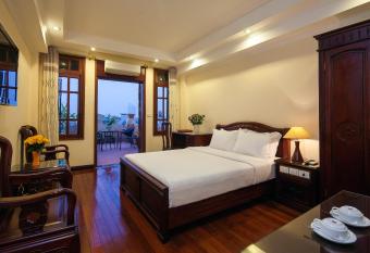 Lucky 3 Hotel & Travel has rooms with a private hot tub