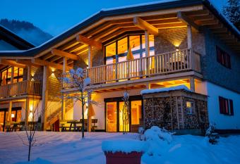 Ferienwohnungen & Chalets Capricorno has rooms with a private hot tub