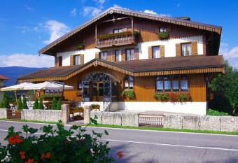 Albergo Rutzer allows 18 year olds to book a room