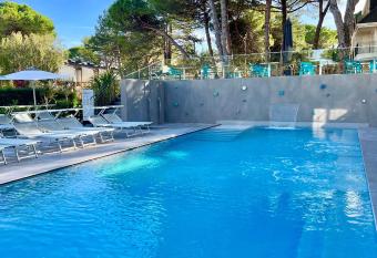 Hotel President has Balcony rooms