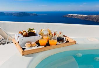 Ilioperato Hotel has rooms with a private hot tub